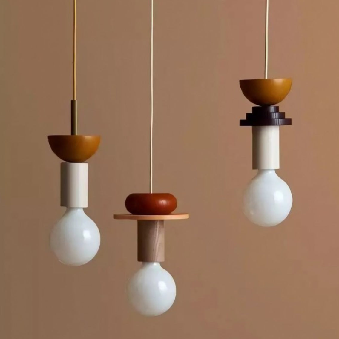 Suspension lumineuse géométrique multicolore en bois Alvar scene3.webp__PID:1ff58662-c4a8-416d-b5b4-428acf5c3dae
