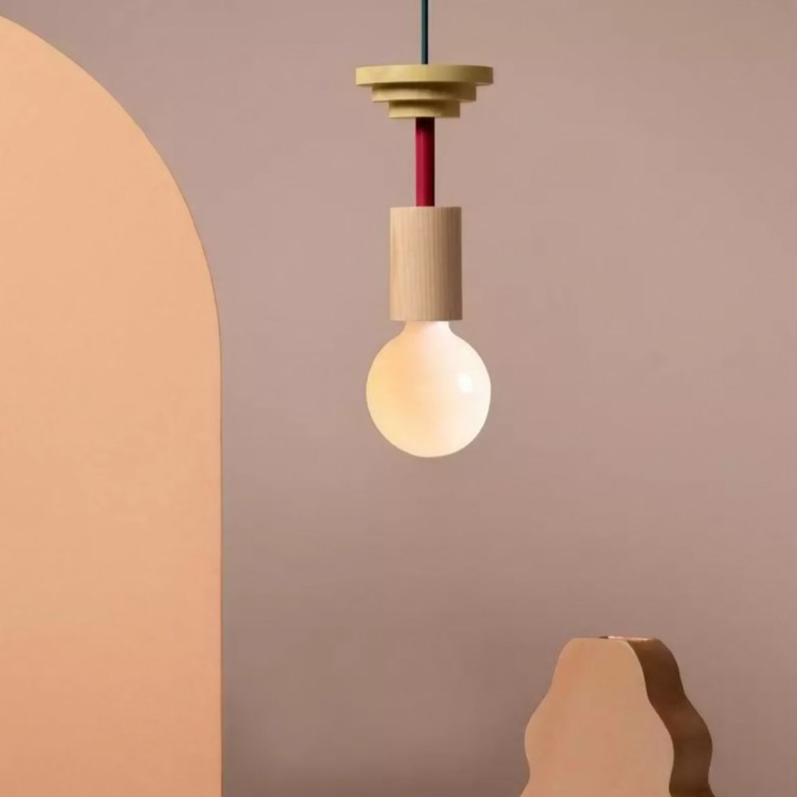 Suspension lumineuse géométrique multicolore en bois Alvar scene11.webp__PID:b5b4428a-cf5c-4dae-a9ca-a3a0bc6de251
