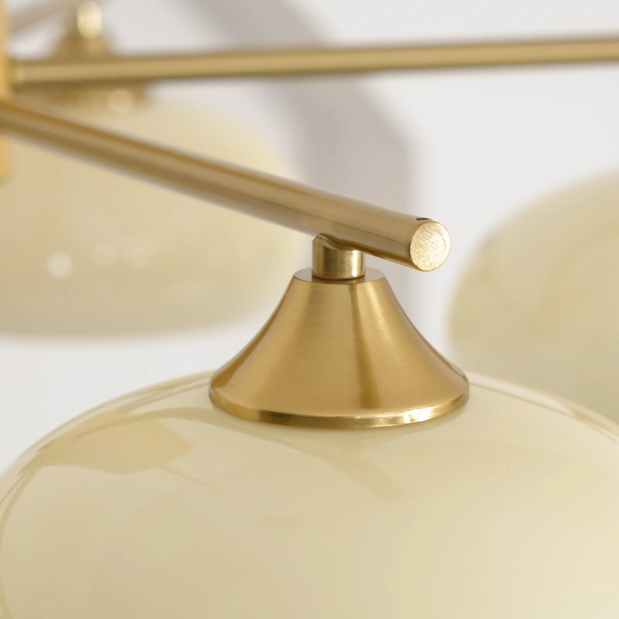 Lampadario in vetro di latte Clio Bauhaus-detail2.webp__PID:62d459ce-8a4c-4f73-b7f4-0345e7d222d9