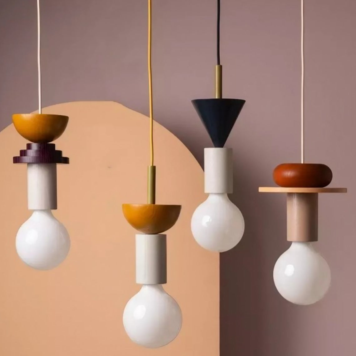 Suspension lumineuse géométrique multicolore en bois Alvar scene2.webp__PID:fa1ff586-62c4-48f1-adb5-b4428acf5c3d