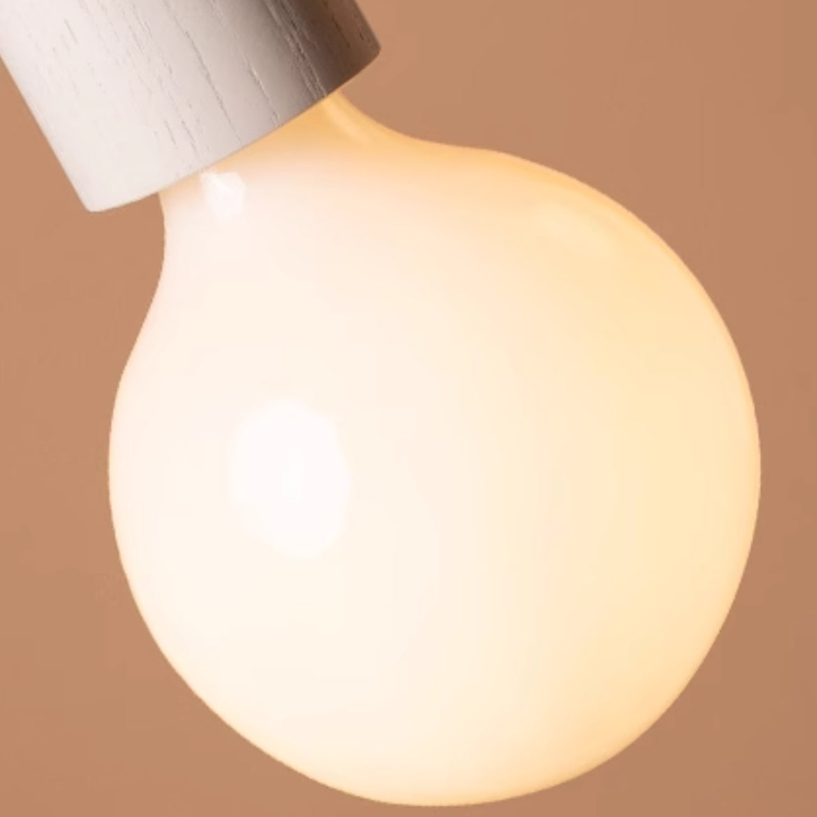 Détail du luminaire suspendu géométrique multicolore en bois Alvar2.webp__PID:67c28585-312a-4e4a-9367-58b0413be2aa