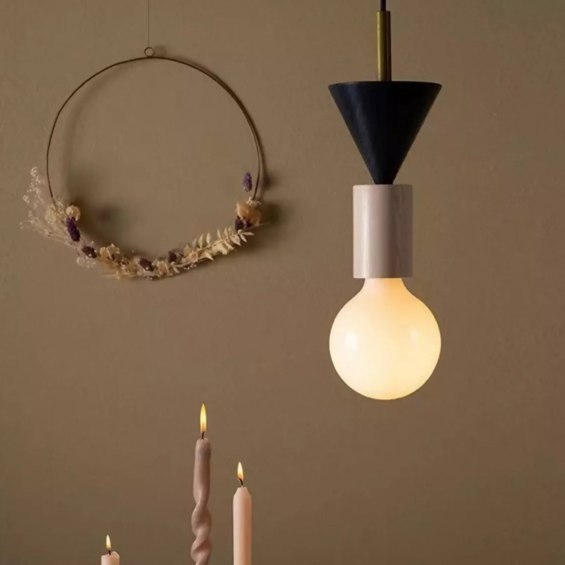 Suspension lumineuse géométrique multicolore en bois Alvar scene9.webp__PID:f16db5b4-428a-4f5c-bdae-e9caa3a0bc6d