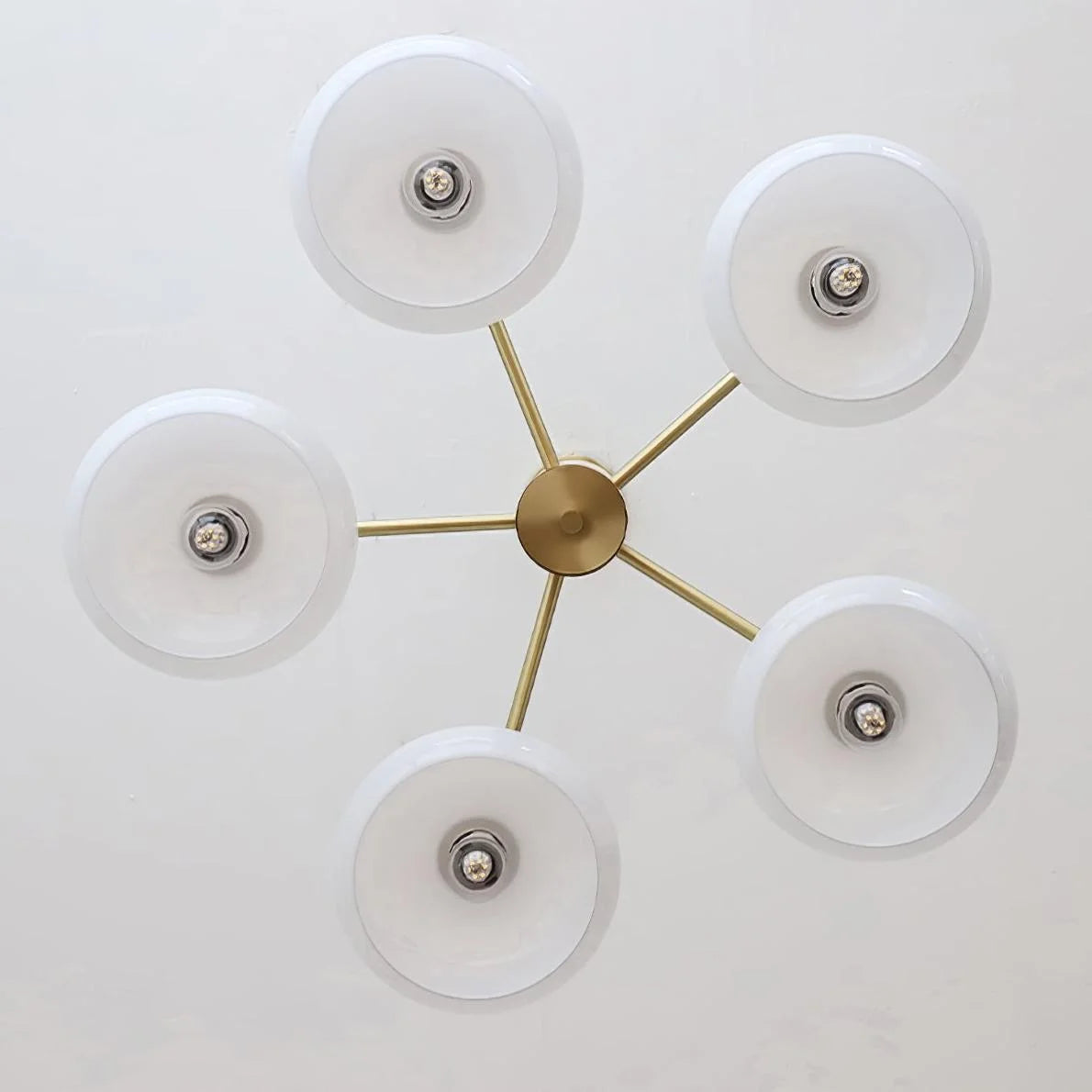 Lampadario in vetro di latte Clio Bauhaus-12.webp__PID:33d8d322-9e67-455b-9bb5-8656d85c6be7