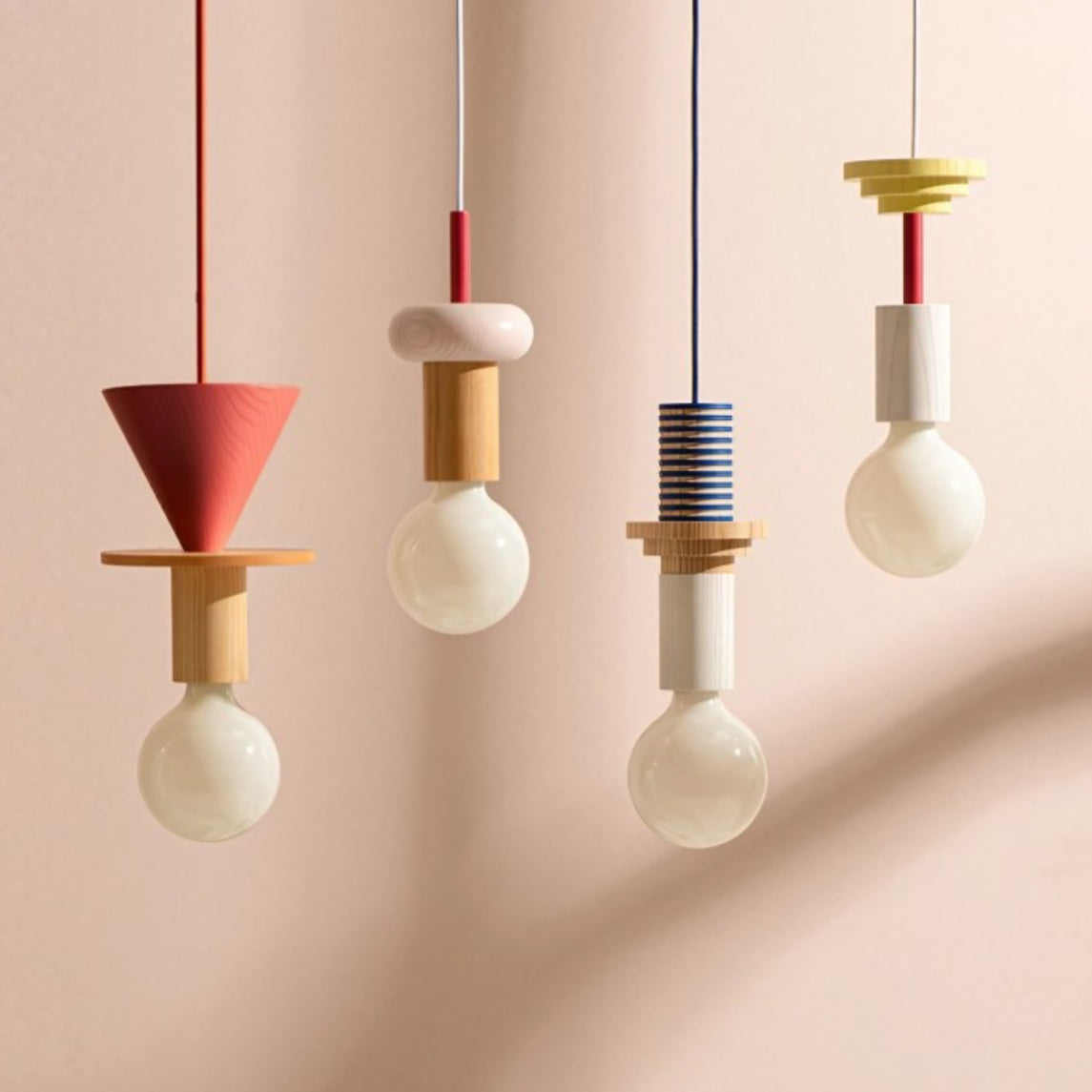 Suspension lumineuse géométrique multicolore en bois Alvar scene1.webp__PID:e0fa1ff5-8662-44a8-b16d-b5b4428acf5c