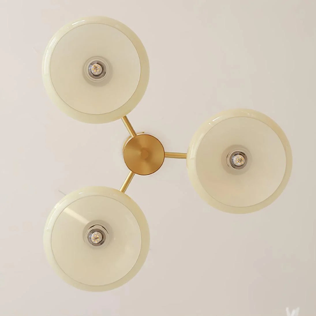 Lampadario in vetro di latte Clio Bauhaus-11.webp__PID:e8a4dad6-7a7b-4669-ac2a-34471a40f888