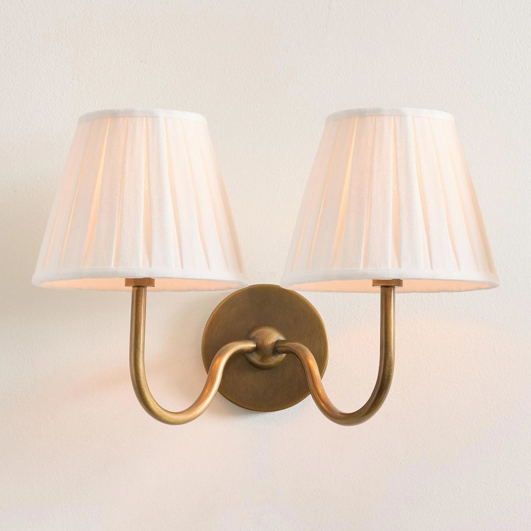 TansyClassicTraditionalPleatedShadeWallSconce_7.webp__PID:81f500f7-7763-4829-9ff5-8b3152d9634f
