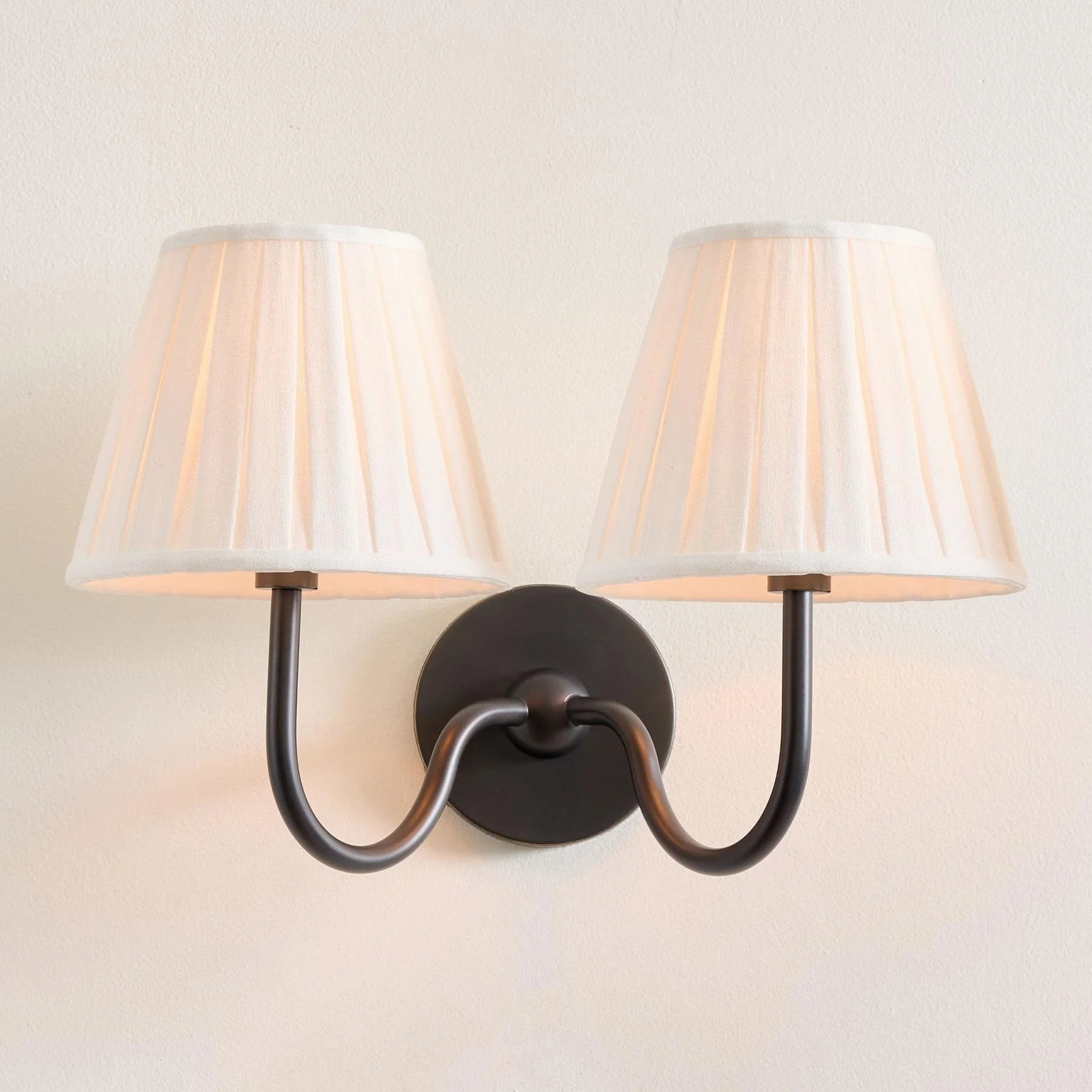 TansyClassicTraditionalPleatedShadeWallSconce_11.webp__PID:00f77763-6829-4ff5-8b31-52d9634f5040