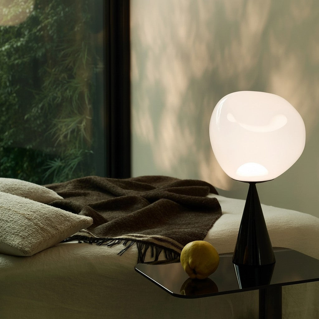 Moderne silberne Kegel-LED-Tischleuchte mit Opalglas (2).webp__PID:61d182f5-8f1b-4a24-88ba-2eb7f0f71b44