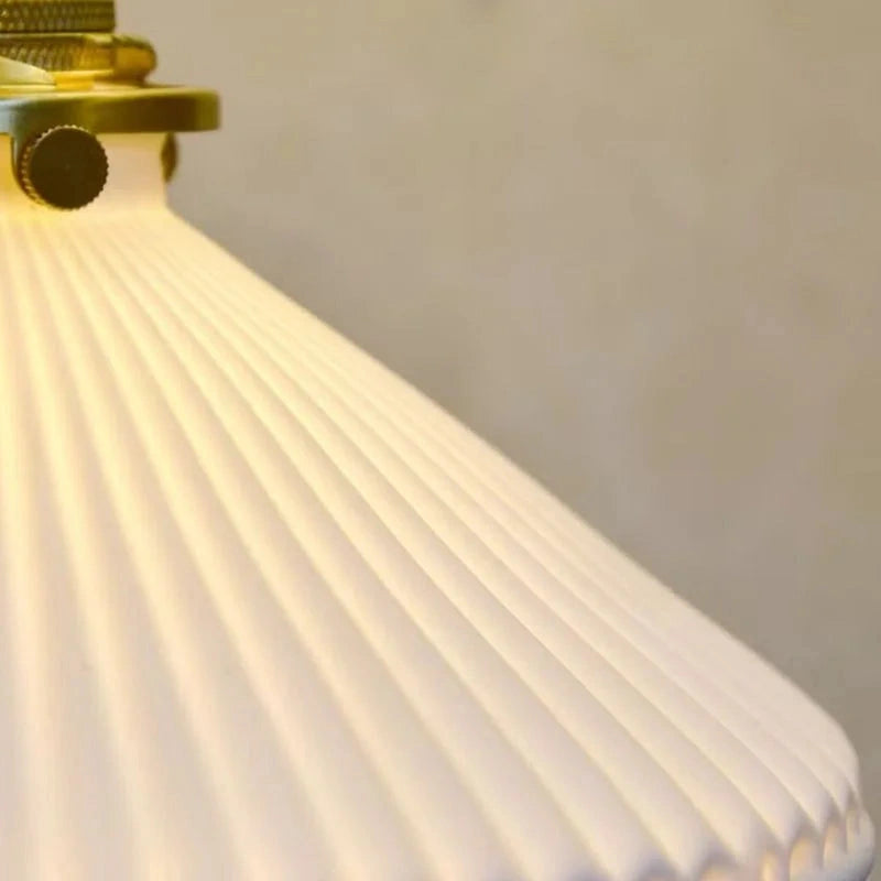 Lampada a sospensione in ceramica a forma di cappello plissettato vintage (4).webp__PID:05c46996-9065-4c97-a4be-cd895a7228cc