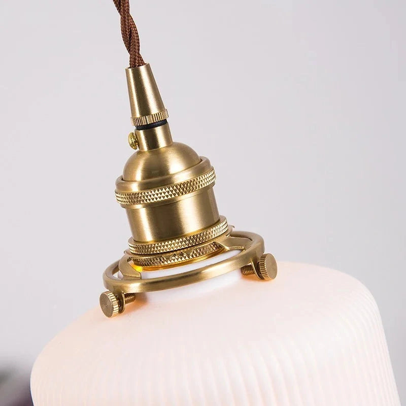 Lampada a sospensione in ceramica a forma di cappello plissettato vintage (17).webp__PID:7228cc75-b29a-44b9-947e-7a2ff9095eda
