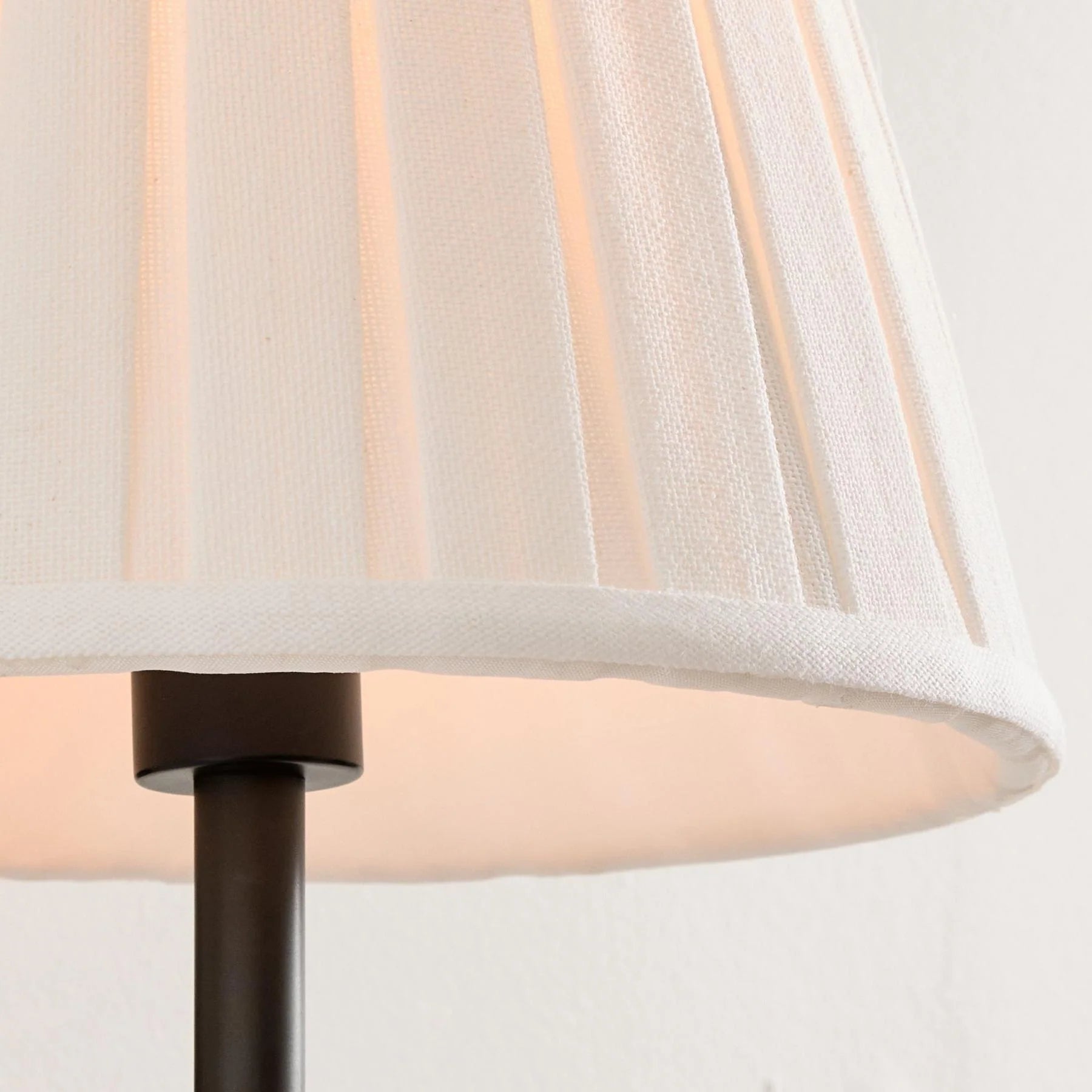 TansyClassicTraditionalPleatedShadeWallSconce_14.webp__PID:b5d43db3-010f-44e1-b77f-67f8580a956c