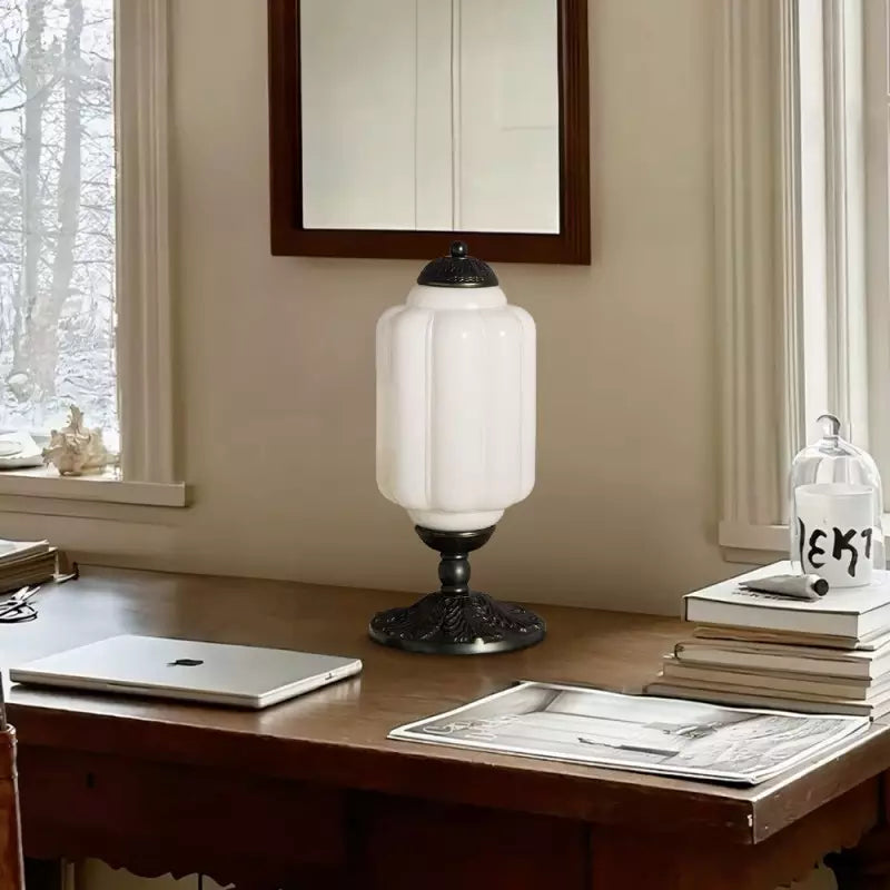 Eloise Vintage Tischlampe aus cremefarbenem Glas 3.webp__PID:1d403a6c-f010-4d60-bb48-41f2903e72dc