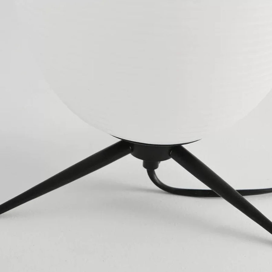 Moderne kugelförmige Tischleuchte aus mundgeblasenem Glas2.webp__PID:d1d001f5-a6bf-4bec-bed1-ba2f0a631cf6