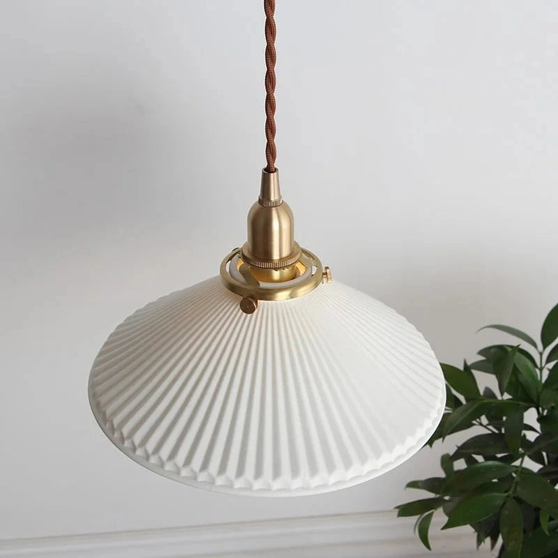 Lampada a sospensione in ceramica a forma di cappello plissettato vintage (14).webp__PID:cd895a72-28cc-45b2-9a74-b9547e7a2ff9