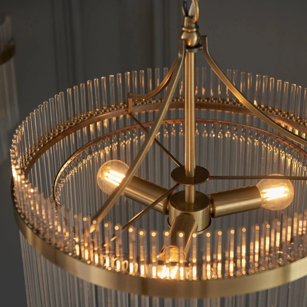 Luxuriöse Pendelleuchte mit Glas- und Messingquaste 7.webp__PID:0578c37a-b9b7-48c2-9700-53a96735c9f9